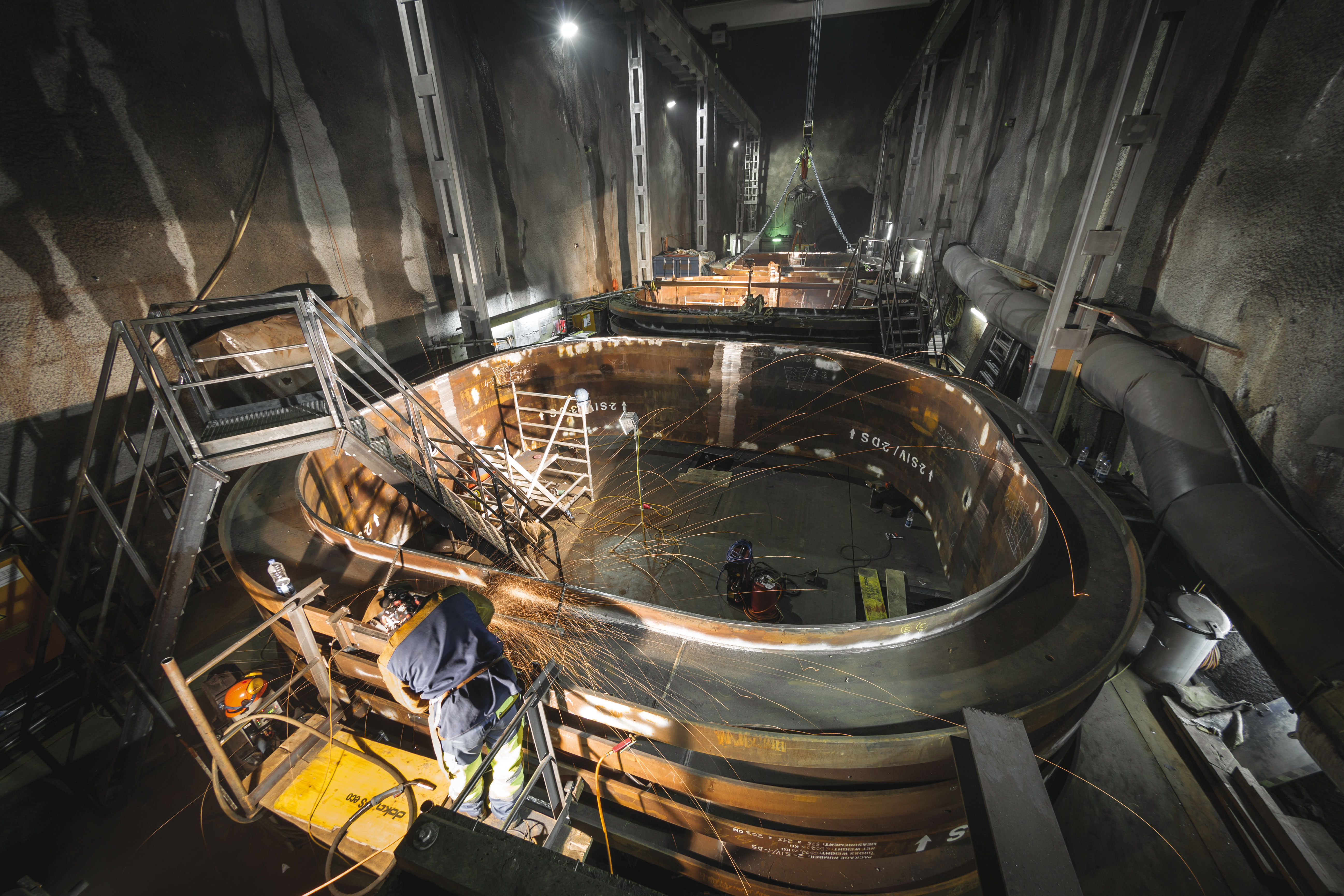 Chambre des vannes aval, pièces en acier, avant et après batardeaux de la conduite blindée en construction