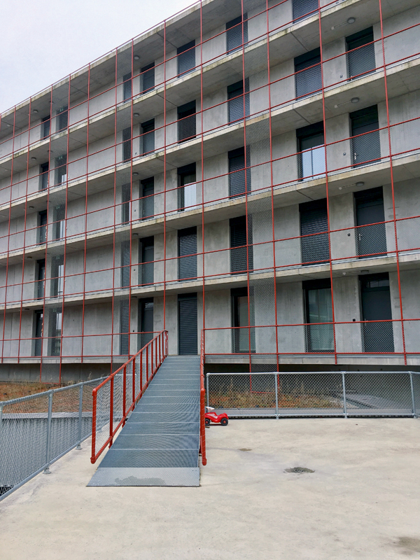 Zwicky-Areal Süd (Architektur Schneider Studer Primas): feste Grenzen, gleich­förmige eintönige Materialisierung und starre Geometrien; Verdichtung ohne sozialen Gewinn.