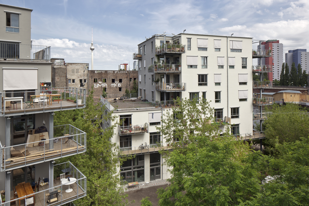 Baugemeinschaft Spreefeld, Berlin: Zwischenräume, die Interaktion schaffen, Aneignung möglich machen, in der Begegnung und im Rückzug.