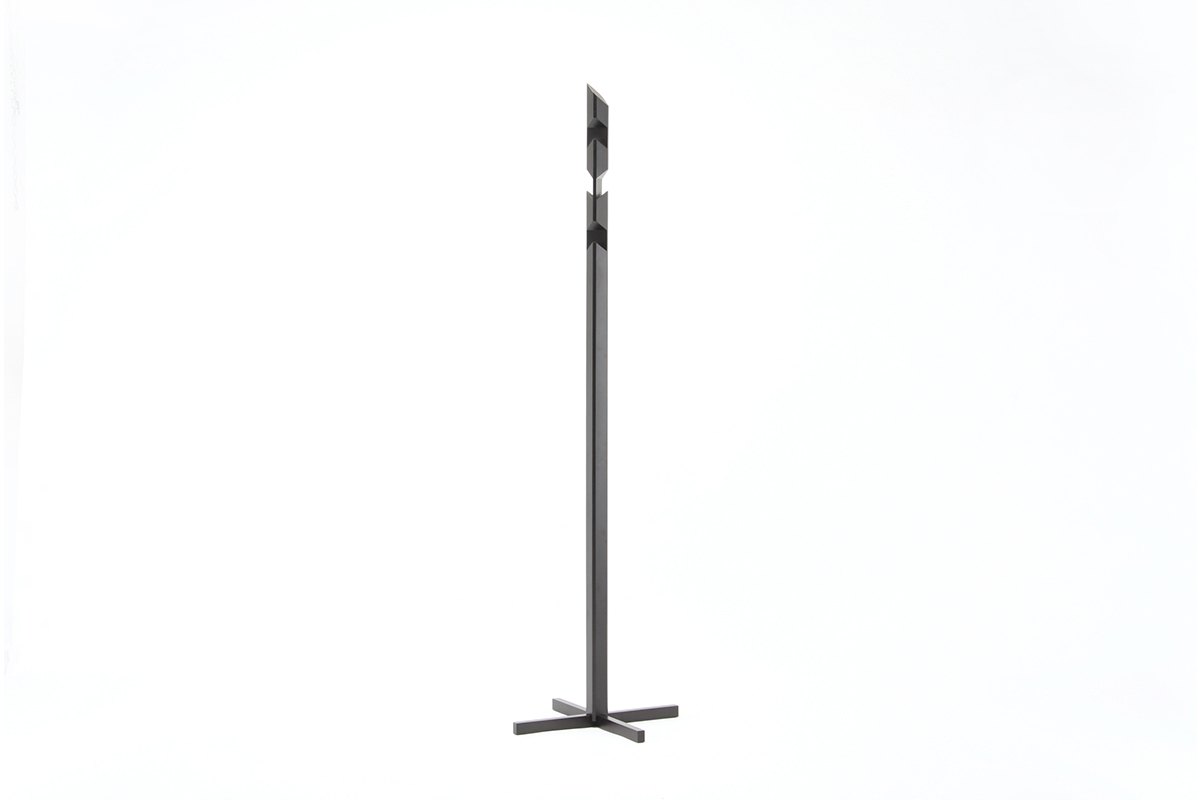 «Angle» ist ein minimalistischer Garderobenständer, dessen Haken direkt in die Stange geschnitzt sind. Da die Haken in der Nähe des Schwerpunkts liegen und dank eines zusätzlichen Gewichts im Fuss, ist «Angle» auch bei starker Belastung sehr stabil. www.karimoku-newstandard.jp