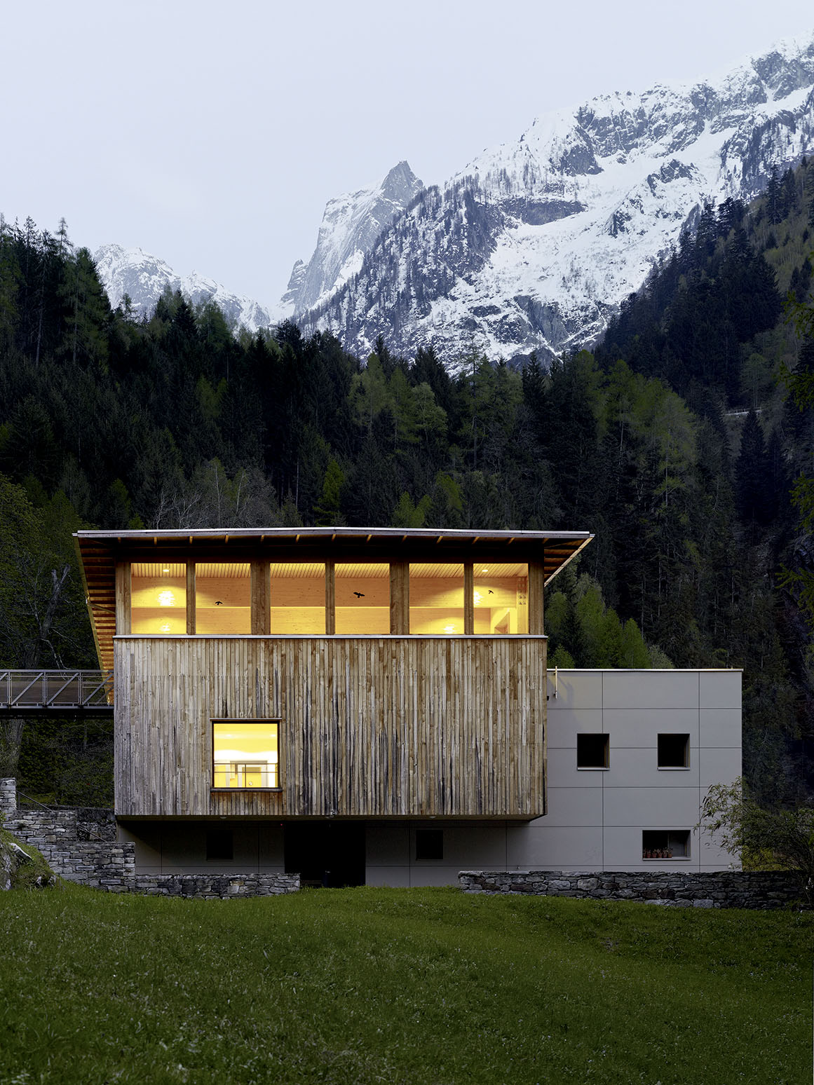 Sala polivalente a Bondo, vista crepuscolare