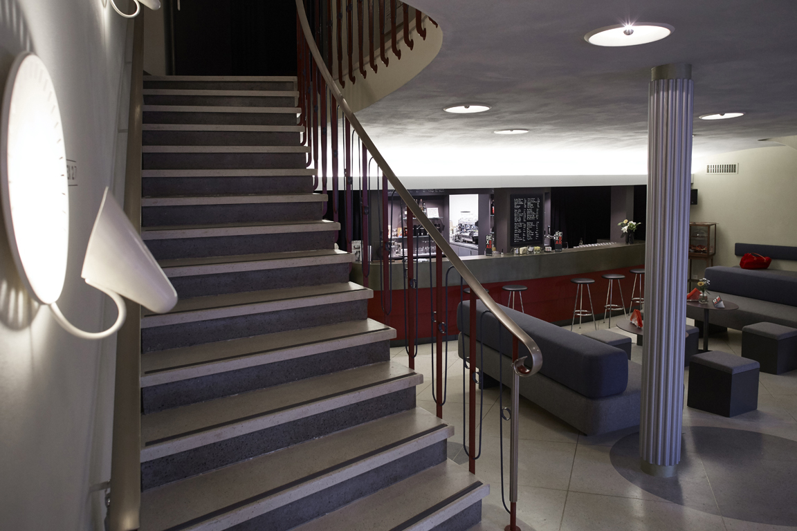 Das Ciné Rex erhielt eine Auszeichnung für den grossen persönlichen Einsatz der Bauherrschaft bei der Wiederherstellung der zeittypischen Erscheinung im Foyer.