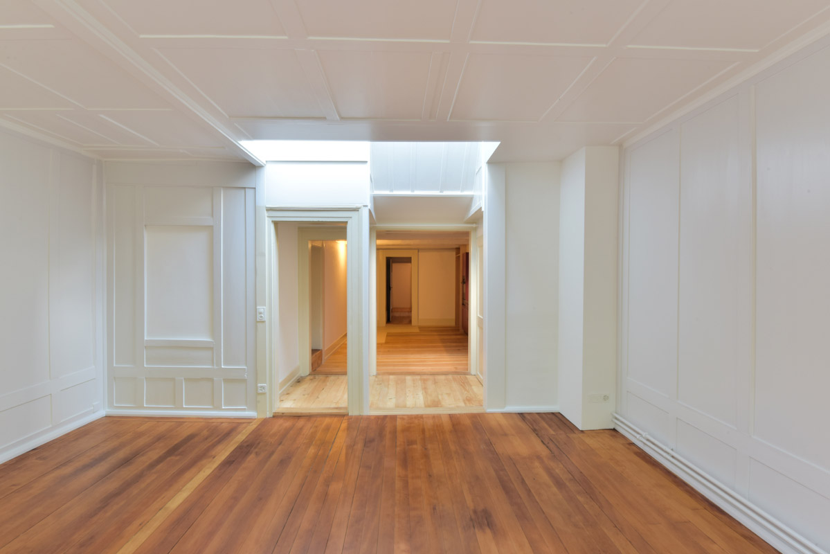 Wohnraum im ehemaligen Gewerbeteil der Liegenschaft Postgasse 30 in Bern. Die Auszeichnung ging an den Bauherrn Ruedi Schneiter und an Architekt Viktor Hirsig. Mit dem Preis werden der schonende Umgang mit historischer Substanz und der zurückhaltende Ausbau gewürdigt.