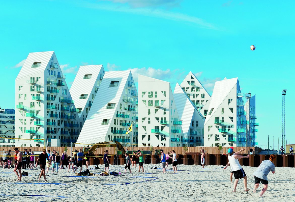 Das dänische «Spitzbergen» ist expressionistischer Urbanismus – mit scharfkantigen Gebäudekubaturen, unverhofften Einbuchtungen, spitzwinkligen Fenstern und Balkonen mit blauen Glasbrüstungen.