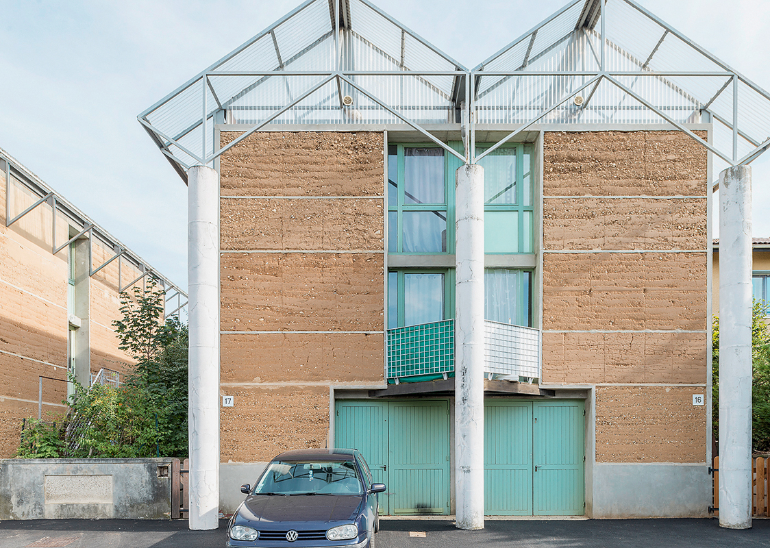 Bei der Siedlung Domaine de la Terre in Villefontaine (F) wurde bereits in den 1980er-Jahren mit Lehm experimentiert.