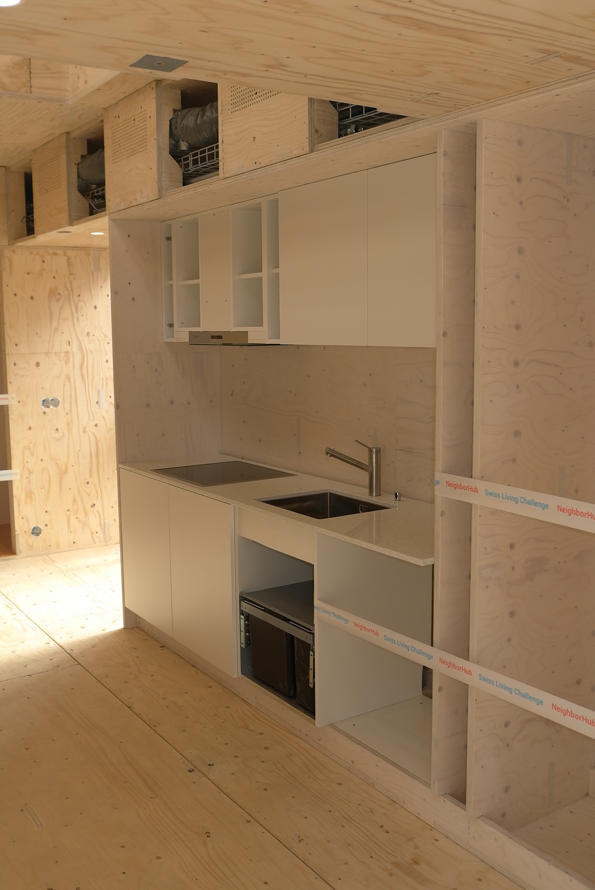 Die Detailausführung der Konstruktion mit Kertoplatten wirkt robust. Sowohl im Boden, an Wänden und der Decke sorgen Hohlräume für eine klare Führung der Installationen der Haustechnik.