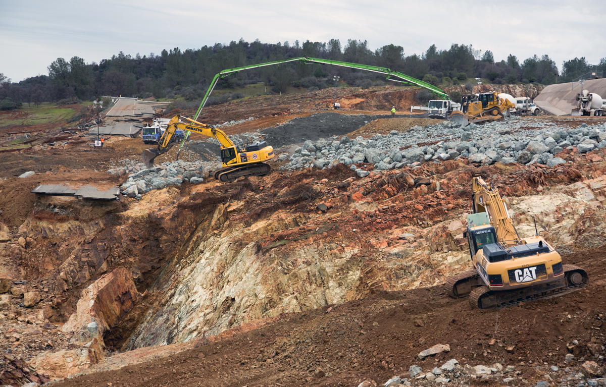 Das California Department of Water Resources versucht, die Erosion unterhalb des Dammüberlaufs zu reparieren. Über 125 Teams sind rund um die Uhr an der Arbeit und verbauen 1200 Tonnen Material pro Stunde.