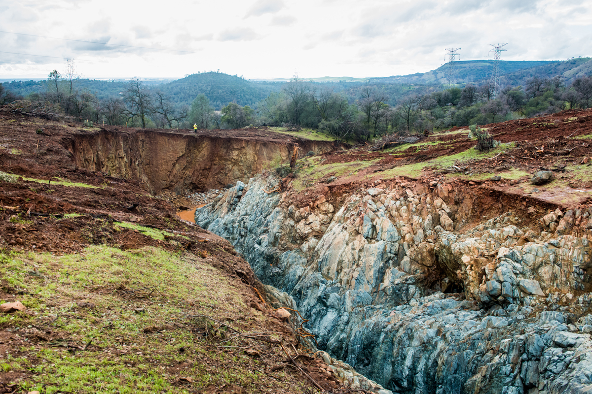 Die Arbeiten an die Erosion unterhalb des Dammüberlaufs dauern an. Über 125 Teams sind rund um die Uhr an der Arbeit und verbauen 1200 Tonnen Material pro Stunde.