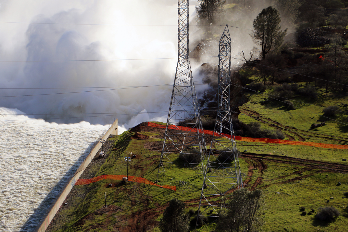 Luftansicht der Hochwasser-Notentlasung oberhalb der beschädigten Stelle.