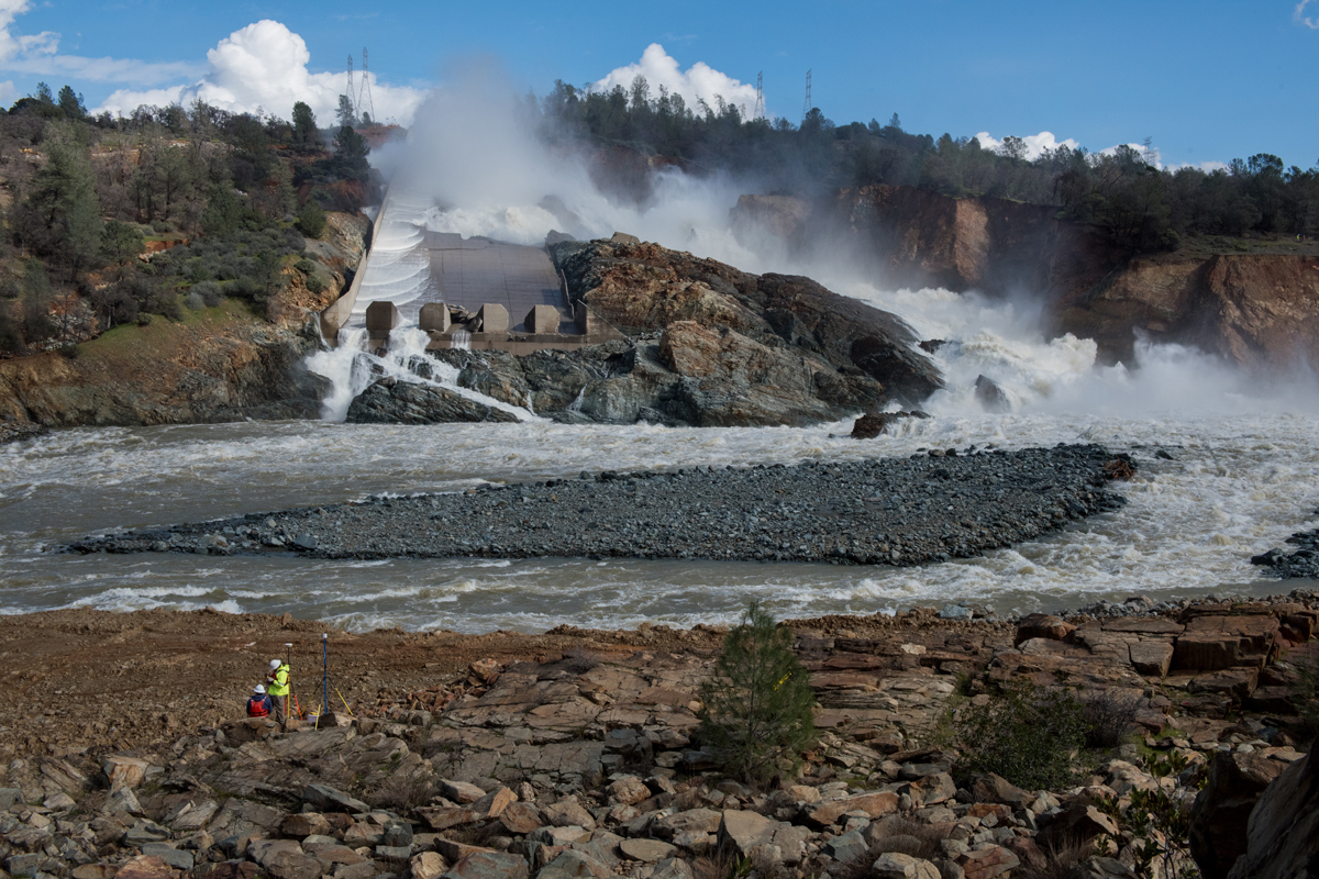 Ansicht der Hochwasser-Notentlaustung mit Schussrinne. Unterhalb des Kanals hat sich viel Geröll angesammelt.