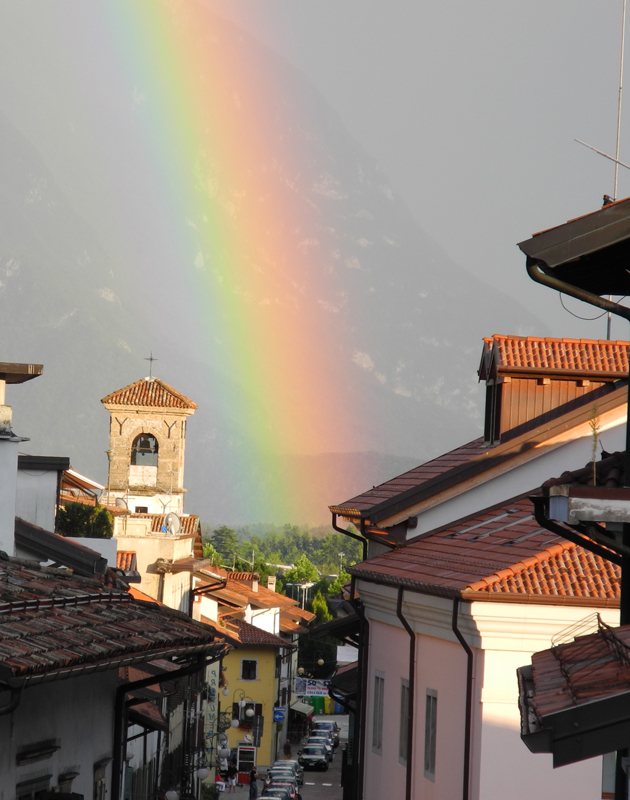 Die Kleinstadt liegt an der strategisch wichtigen Verbindung zwischen Norditalien und Kärnten. Das Marktrecht wurde im 13. Jahrhundert verliehen; seither wechselte die Autorität vom venezianischen Reich zur bayrischen Herrschaft, abgelöst vom napoleonischen Regime und den Habsburgern. Seit 1866 ist Tolmezzo italienisch.
