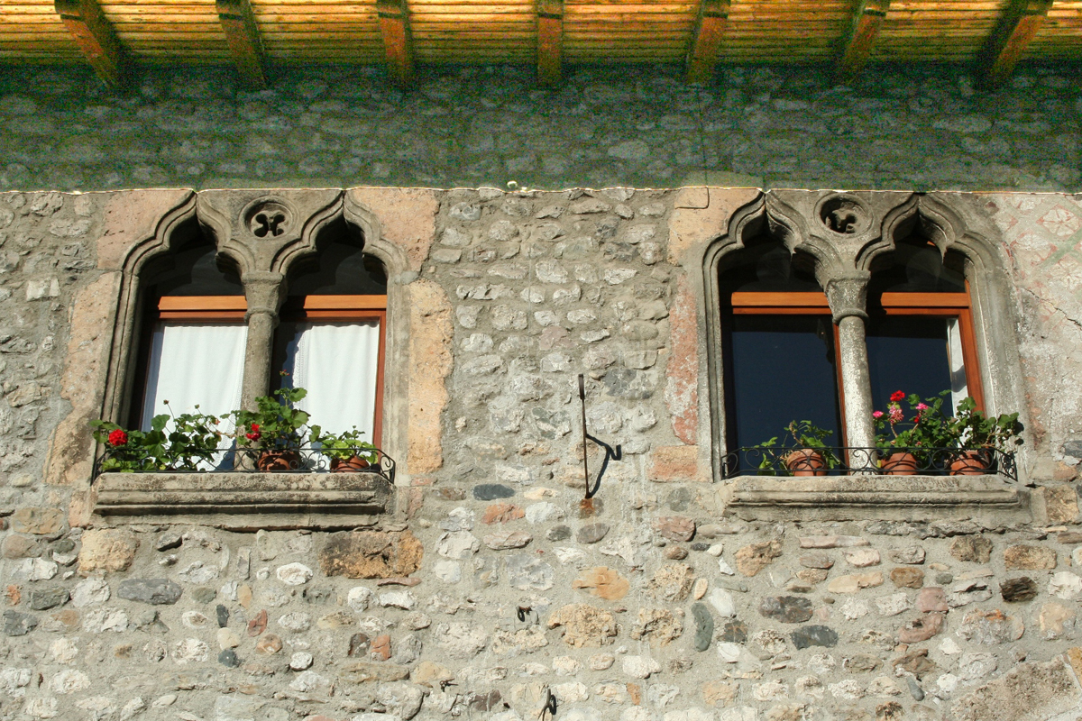 Die historische Altstadt Borgàt ist von Wohngebäuden und Arkadengängen sowie von Resten der früheren Befestigungsmauern geprägt.