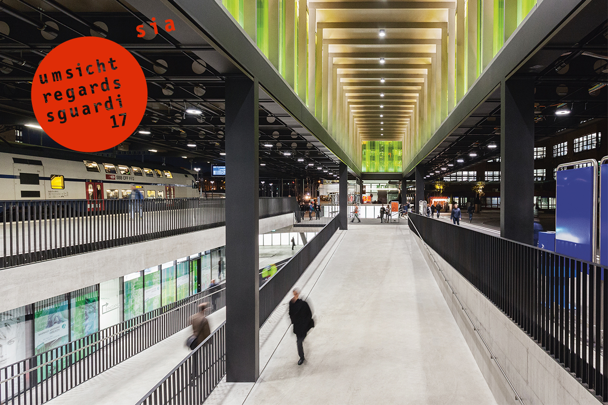Verbindung von der Zwischenebene in die zweigeschossige Halle.