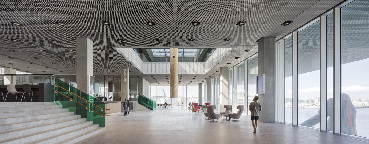 Die Architekten gestalteten das zentrale Atrium zwischen den Servicebereichen als öffentlichen Platz in Verlängerung der Freitreppe.