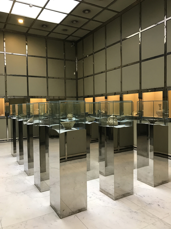 Die Ausstellungsobjekte werden in den auffällig gestalteten Vitrinen inszeniert. Die Ausstellungsobjekte werden in den auffällig gestalteten Vitrinen inszeniert.
