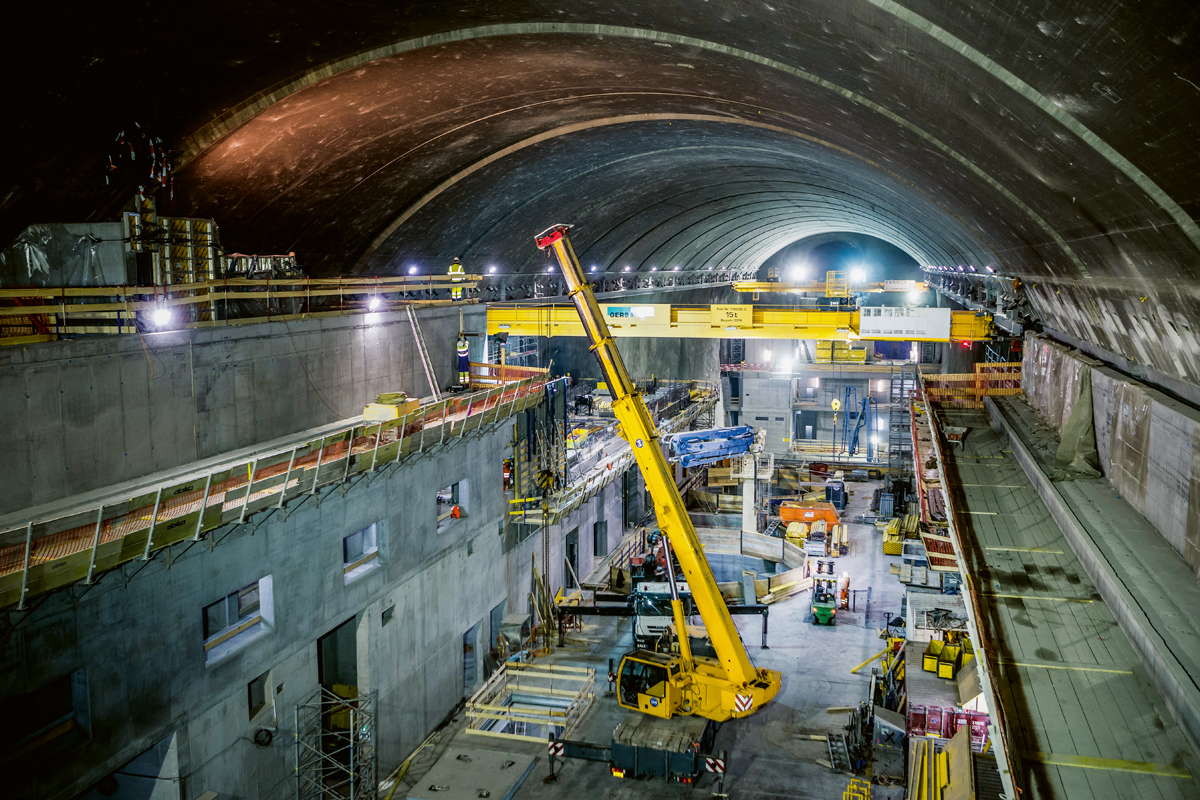 Nant de Drance: Ausbau der Maschinenkaverne. In der Bildmitte zwei der sechs Schächte für die Aufnahme der Maschinengruppen.