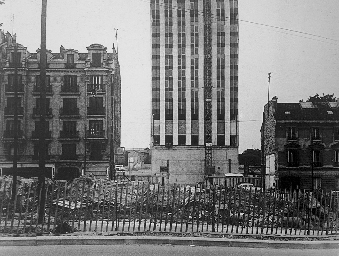 Edifici da demolire e torre in costruzione da cui è visibile il futuro livello del suolo (1967).