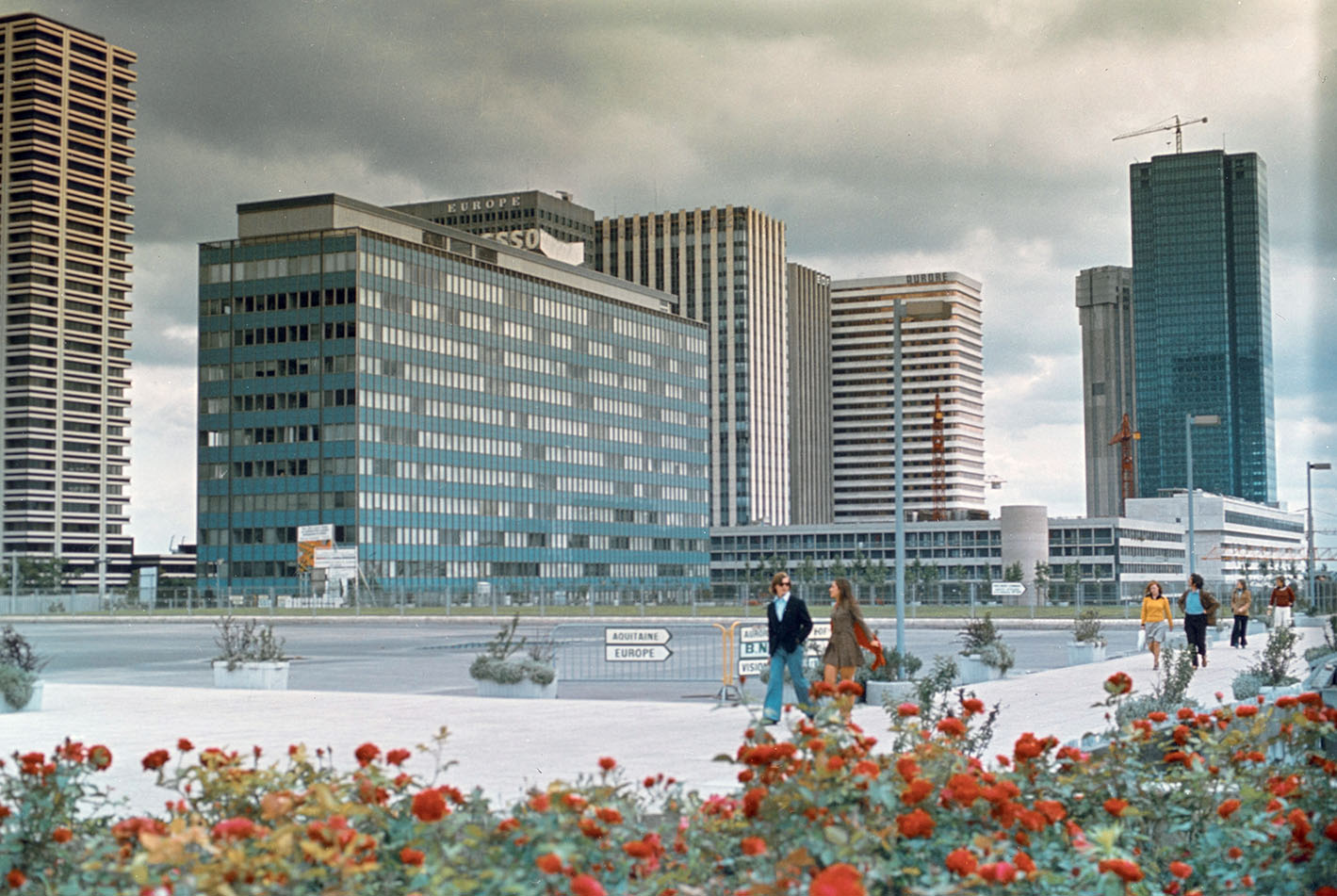 Piattaforma pedonale rialzata con l’Immeuble Esso al centro (Jacques Gréber, 1963).