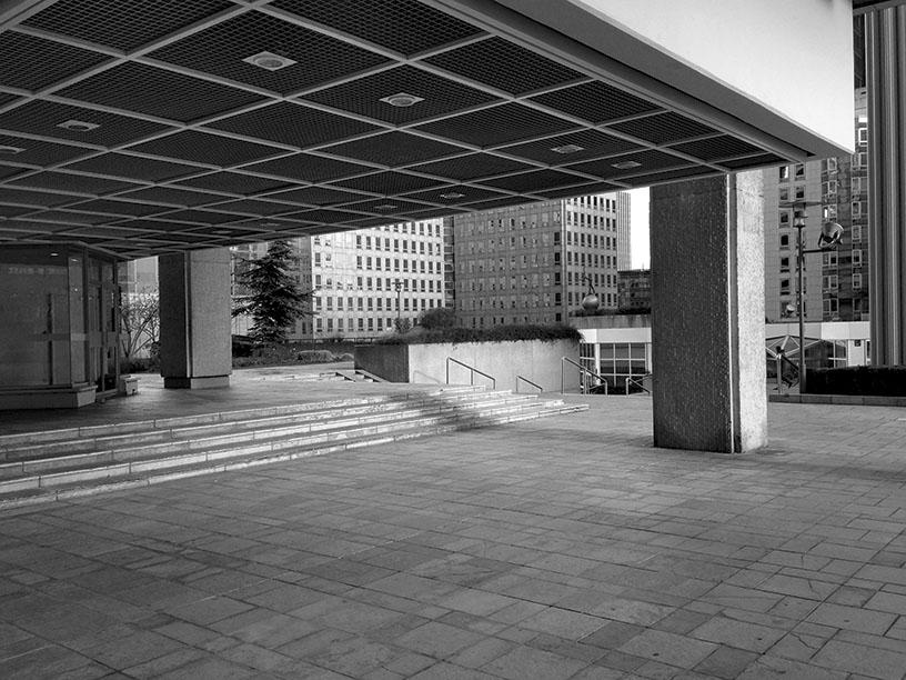 Percorsi pedonali e veicolari su diversi livelli nel superblock. Gennaio 2016.