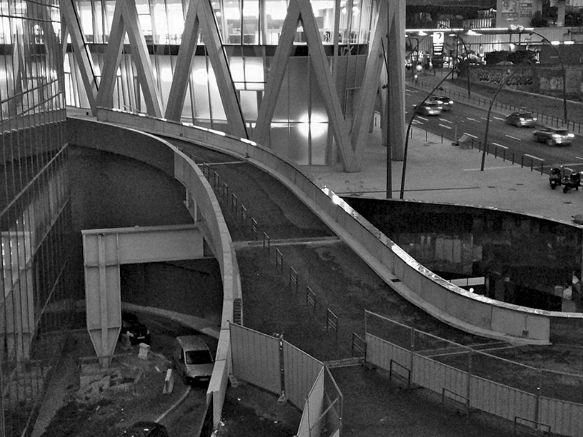 Percorsi pedonali e veicolari su diversi livelli nel superblock. Gennaio 2016.