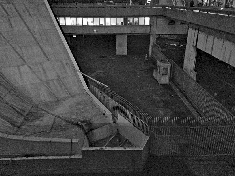 Percorsi pedonali e veicolari su diversi livelli nel superblock. Gennaio 2016.