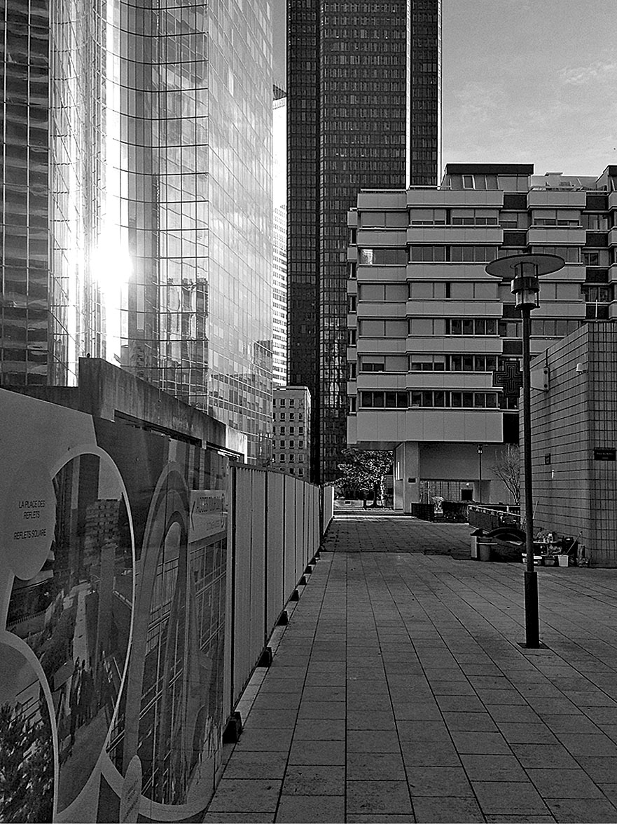 Percorsi pedonali e veicolari su diversi livelli nel superblock. Gennaio 2016.