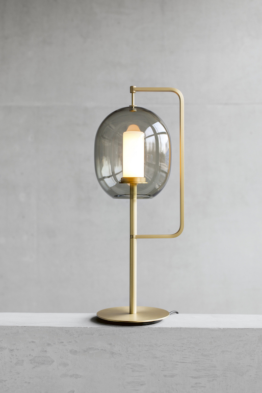 Die Entwürfe der Architekten Neri & Hu sind derzeit allgegenwärtig. Bei «Lantern Light» für Classicon haben sie sich von einer Fackel inspirieren lassen. Das Leuchtmittel spiralförmig verteilt sich in dem Glaskolben, sodass dieser gleichmässig hell strahlt. Über einen einfachen Haken ist der Schirm am Metallgestell eingehängt. Die dimmbare Tisch- oder Stehleuchte wird in ausgewählten Metall- und Glastönen angeboten. www.classicon.com Die Entwürfe der Architekten Neri & Hu sind derzeit allgegenwärtig. Bei «Lantern Light» für Classicon haben sie sich von einer Fackel inspirieren lassen. Das Leuchtmittel spiralförmig verteilt sich in dem Glaskolben, sodass dieser gleichmässig hell strahlt. Über einen einfachen Haken ist der Schirm am Metallgestell eingehängt. Die dimmbare Tisch- oder Stehleuchte wird in ausgewählten Metall- und Glastönen angeboten. www.classicon.com