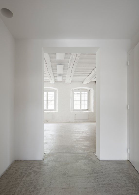 Blick in den ehemaligen Lehrsaal mit seinen gekalkten Oberflächen.