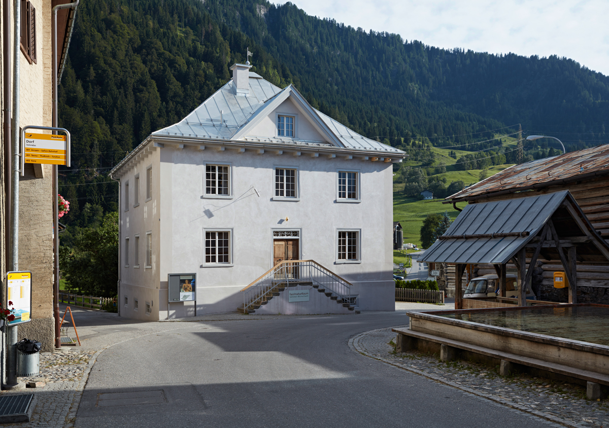 Das alte Schulhaus, vom Dorfplatz aus gesehen, nach der Renovation.