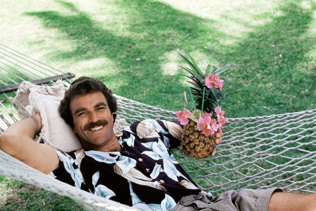 Der amerikanische Schauspieler Tom Selleck als smarter hawaiianischer Privatdetektiv Thomas Magnum in der gleichnamigen US-Serie, aufgenommen 1984.