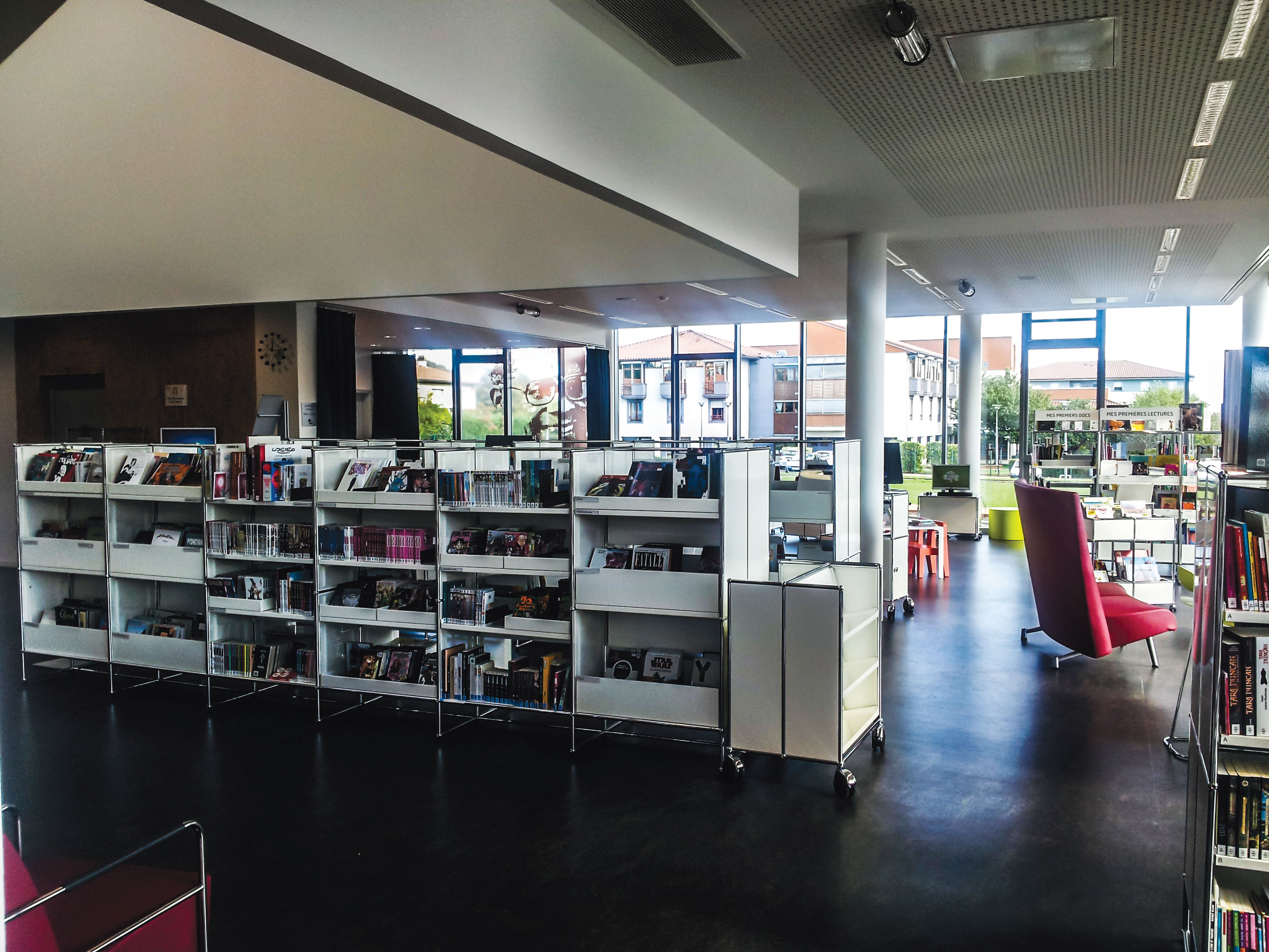 Médiathèque Aimé Césaire de Clermont-Ferrand (G+ architectes, 2005-2013). Espace mixte enfants et adultes.