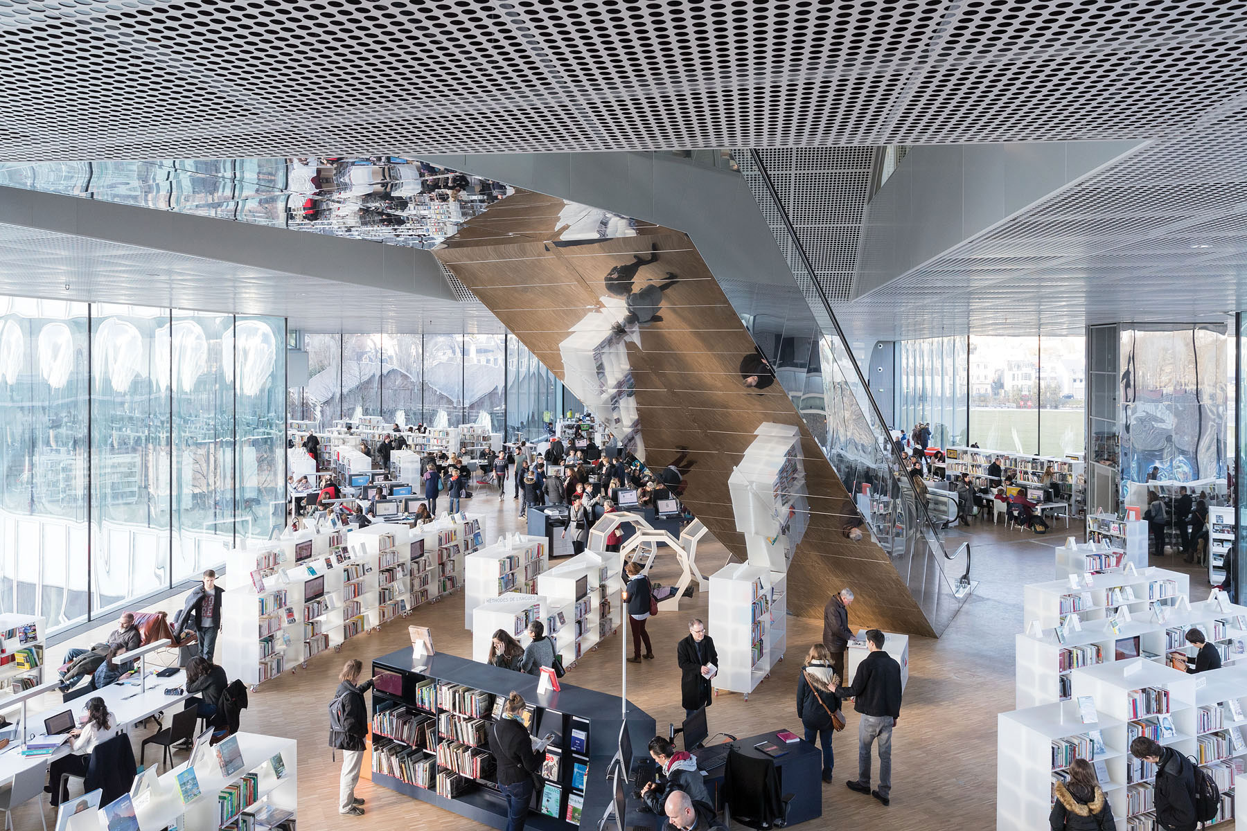 La bibliothèque par un dimanche pluvieux, animée comme une place de marché.