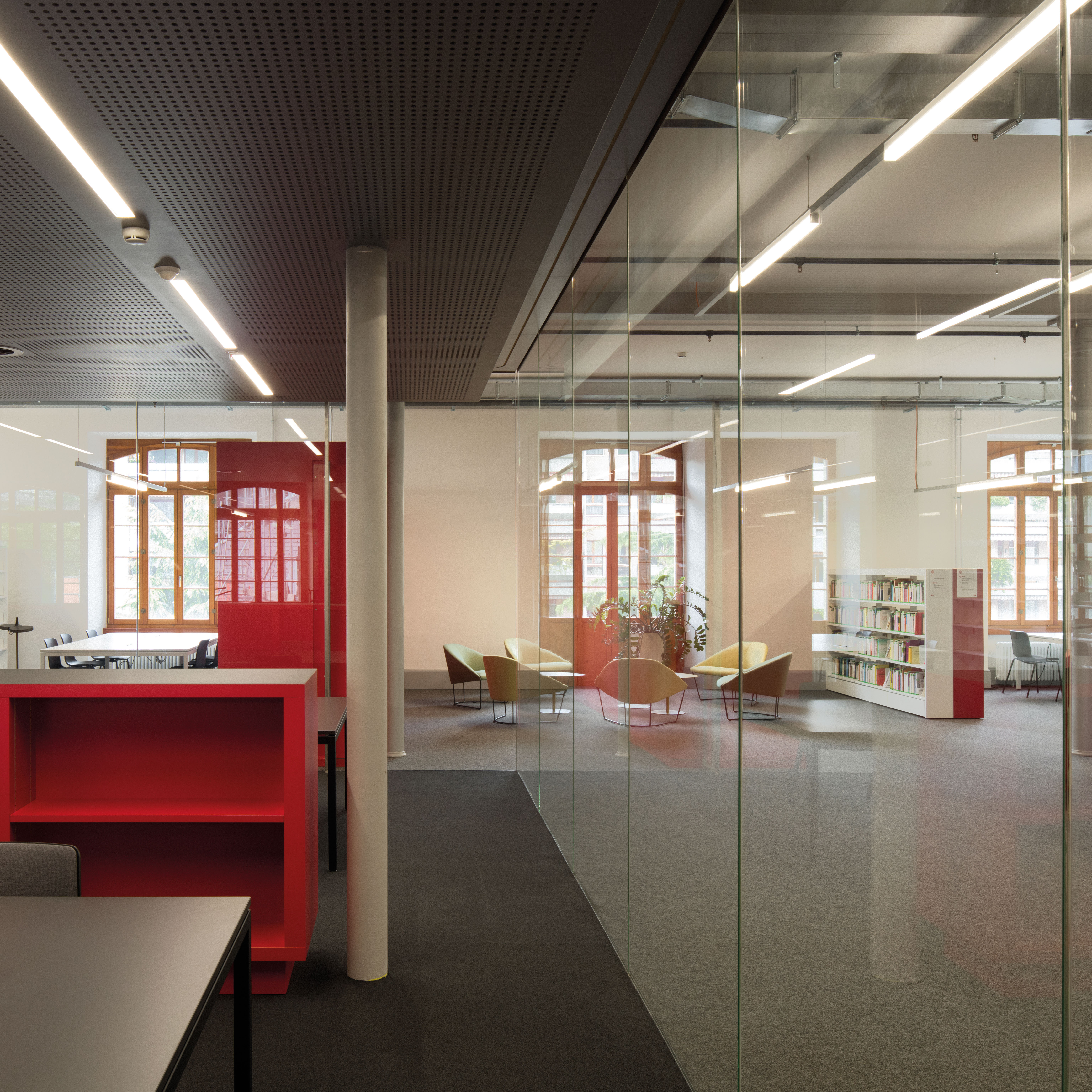 Une atmosphère confinée dans la salle d’étude silencieuse, où les ouvrages anciens sont consultés.