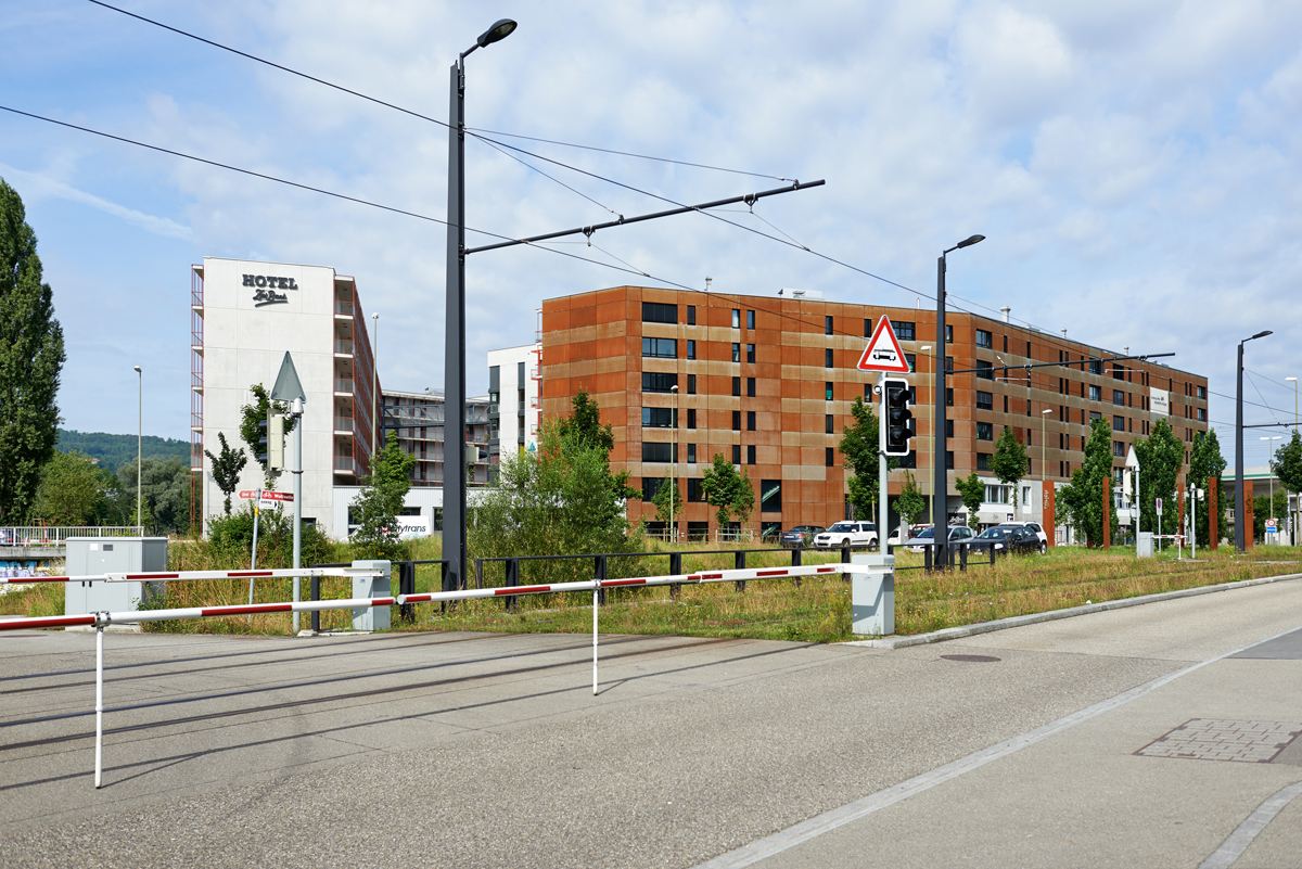 Au chemin de fer, le lotissement présente sa face rouillée.