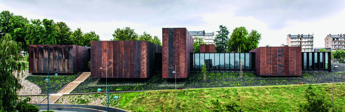 Soulages-Museum: Das Bauwerk ist der Arbeit des französischen abstrakten Malers Pierre Soulages (geboren 1919) gewidmet und steht in dessen Heimatstadt Rodez. Museum und Landschaft gehen eine Verbindung ein wie der Maler und sein Werk. Den Architekten ist eine poetische Synthese aus Stahl, Dunkelheit und Licht gelungen. Hauptkonstruktionsmaterial des Museums ist Stahlbeton; für die Wandverkleidungen innen und aussen, für Böden und Querbalken wurde Stahl verwendet. (Text: Viola John)