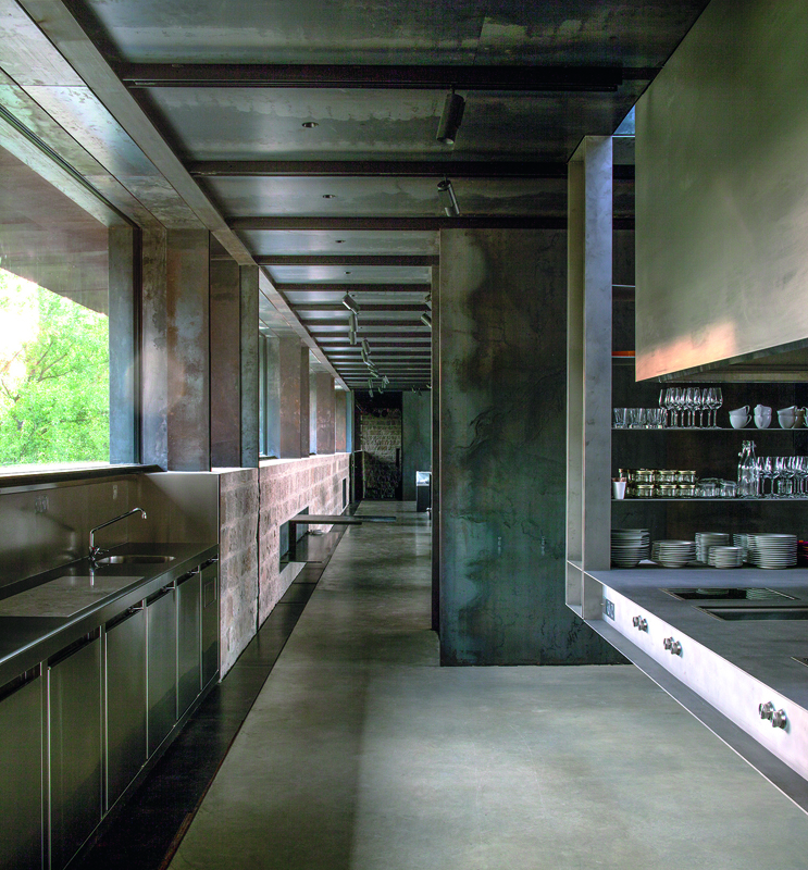 Kunstzentrum Nègrepelisse: Das Schloss im französischen Nègre­pelisse, in der Region Okzitanien, beherbergt seit 2014 ein Kulturzentrum. Die neuen Räume für Kunstausstellungen, Workshops und Weiterbildungen sind mit Cortenstahl in die bestehenden Gemäuer eingefügt. Zum Konzept gehört auch eine Küche für kulinarische Ex­perimente. Ihre Einrichtung ist ebenfalls aus Cortenstahl gefertigt. Der Stahl und das Glas der neu eingebauten Fenster sind harmonisch auf die Farbigkeit der alten Steinmauern ab