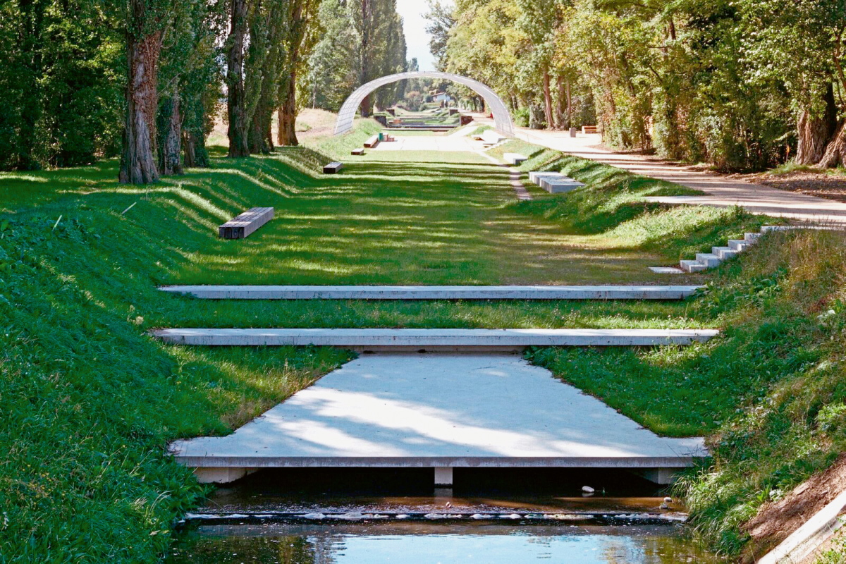 Den bisherigen, kanalisierten Lauf der Aire verwandelten die Planer von Superpositions in einen architektonisch geprägten Park.
