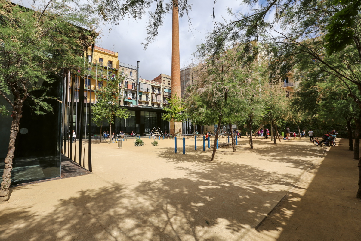 Der Innenhof wird als Spielplatz genutzt und dient zugleich als Zugang zum Seniorenzentrum. Der Industrieschlot der abgebrochenen Fabrik wurde erhalten.