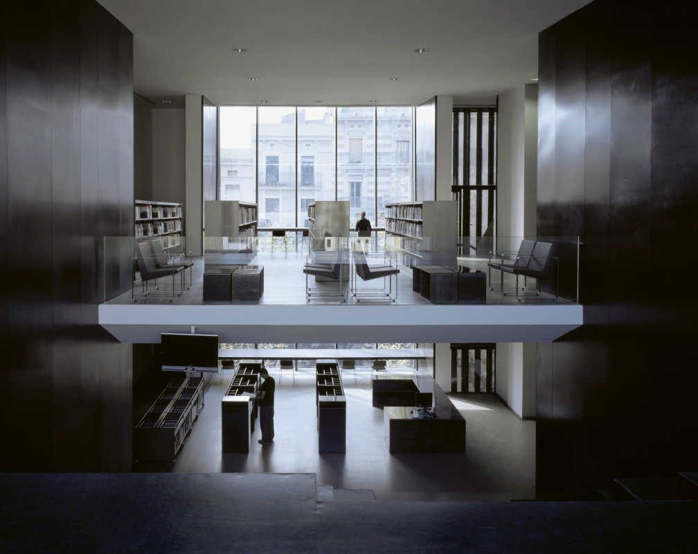 Von der obersten Treppenstufe blickt man auf die Information im zweiten Geschoss und in den offen gehaltenen Raum des dritten Geschosses.