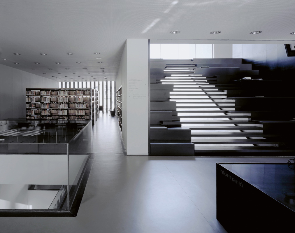 Die Stahltreppe, die vom zweiten ins dritte Geschoss führt, ist mit seitlichen Sitzplätzen versehen.