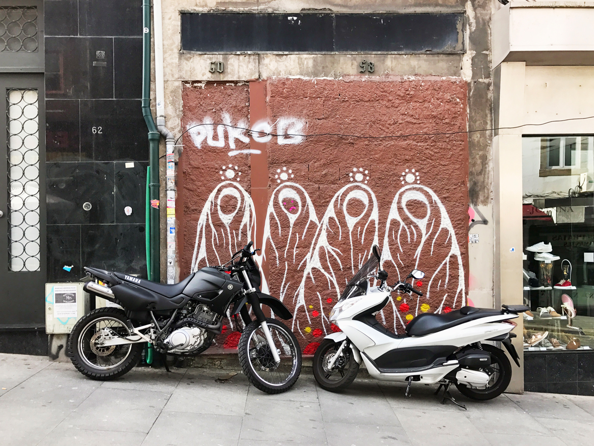 Ob die Motorräder dem prüfenden Blick der vier Madonnen auf den zugemauerten Hauseingängen Nr. 58 und 60 standhalten?