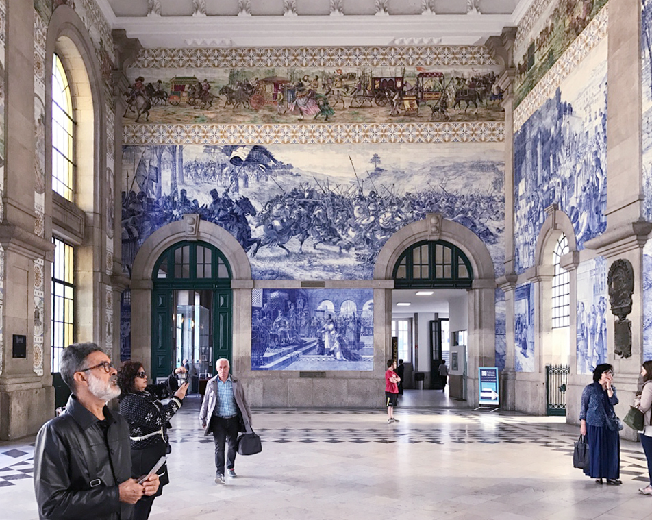 Die Kachelbilder in der Eingangshalle des Bahnhof São Bento erzählen von Schlachten und vom höfischen Leben.