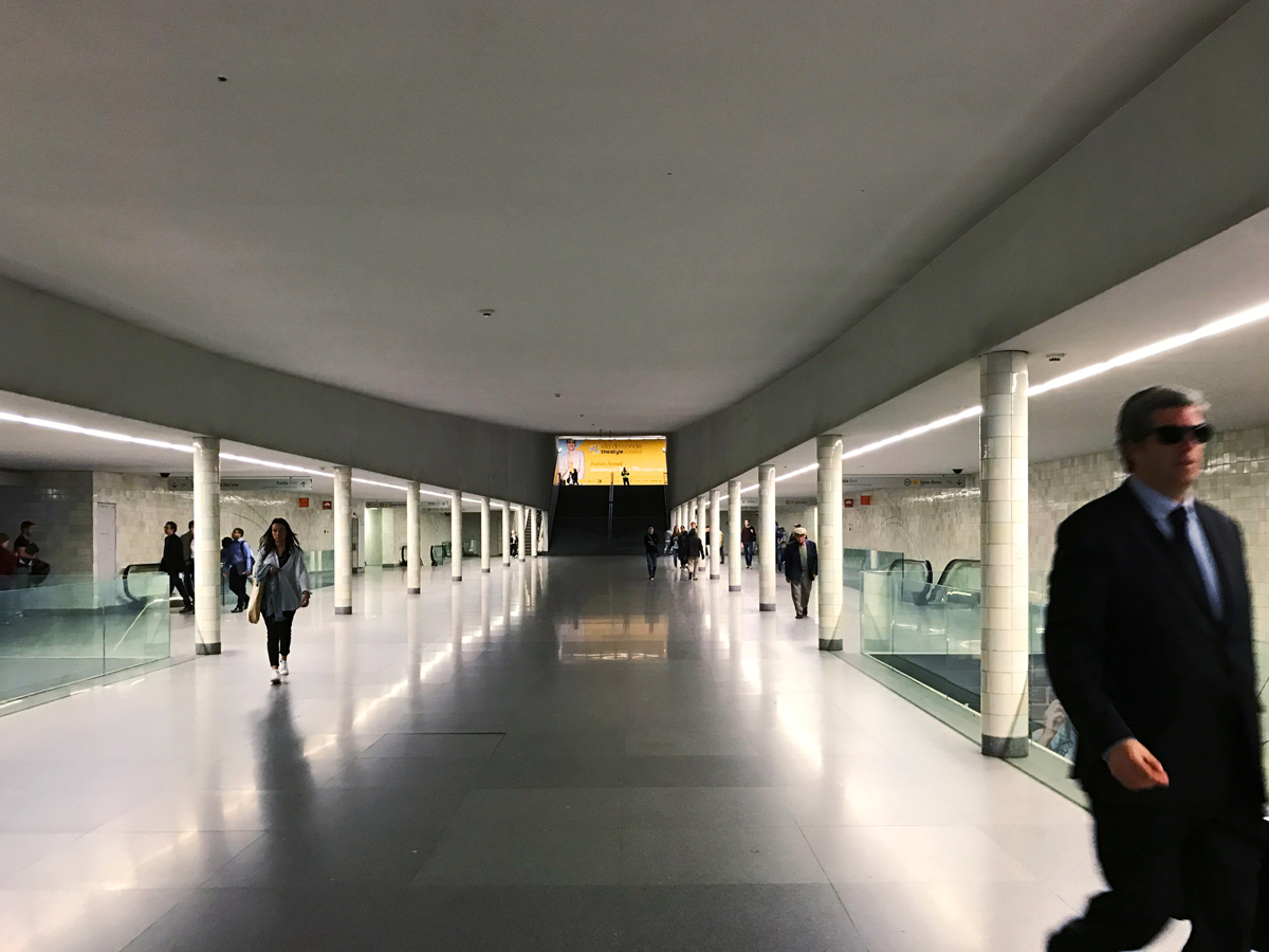 Die zurückhaltend gestaltete Metrostation von Alvaro Siza beim Bahnhof São Bento steht im Kontrast zu den reich dekorierten Bauten am Platz darüber. Von hier aus fährt die Metro in die Aussenquartiere.