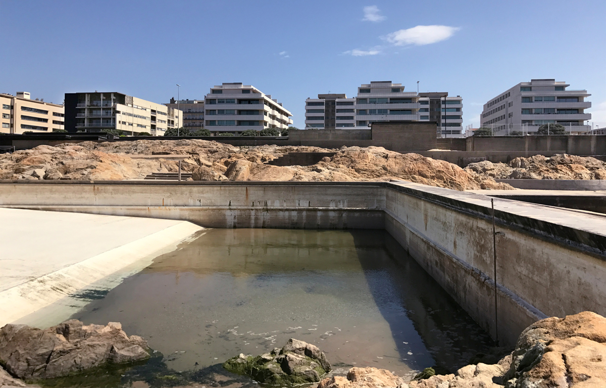 Das berühmte Bad von Siza vor einem ungewohnten Hintergrund. Die Maschinen, die das Meerwasser in die Becken pumpen, sind im April noch nicht in Betrieb, darum sind die Becken leer.