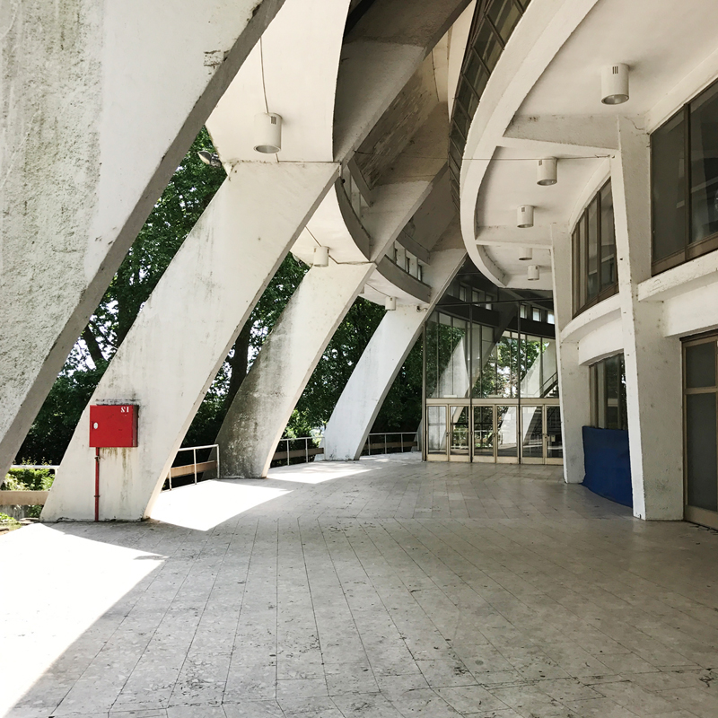 Die Arkade, die den halbkugelförmigen Hauptsaal der Rosa Mota im Jardins do Palacio de Cristal umgibt, ist eine grosszügige Raumschicht mit Treppen und Eingängen.