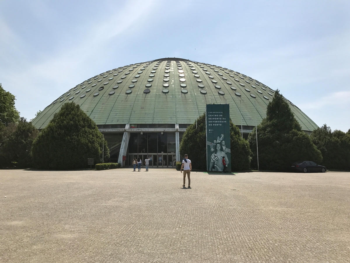 Der Kuppelbau, erstellt im Jahre 1954, gehört zur Universität von Porto und befindet sich im Jardins do Palacio de Cristal.
