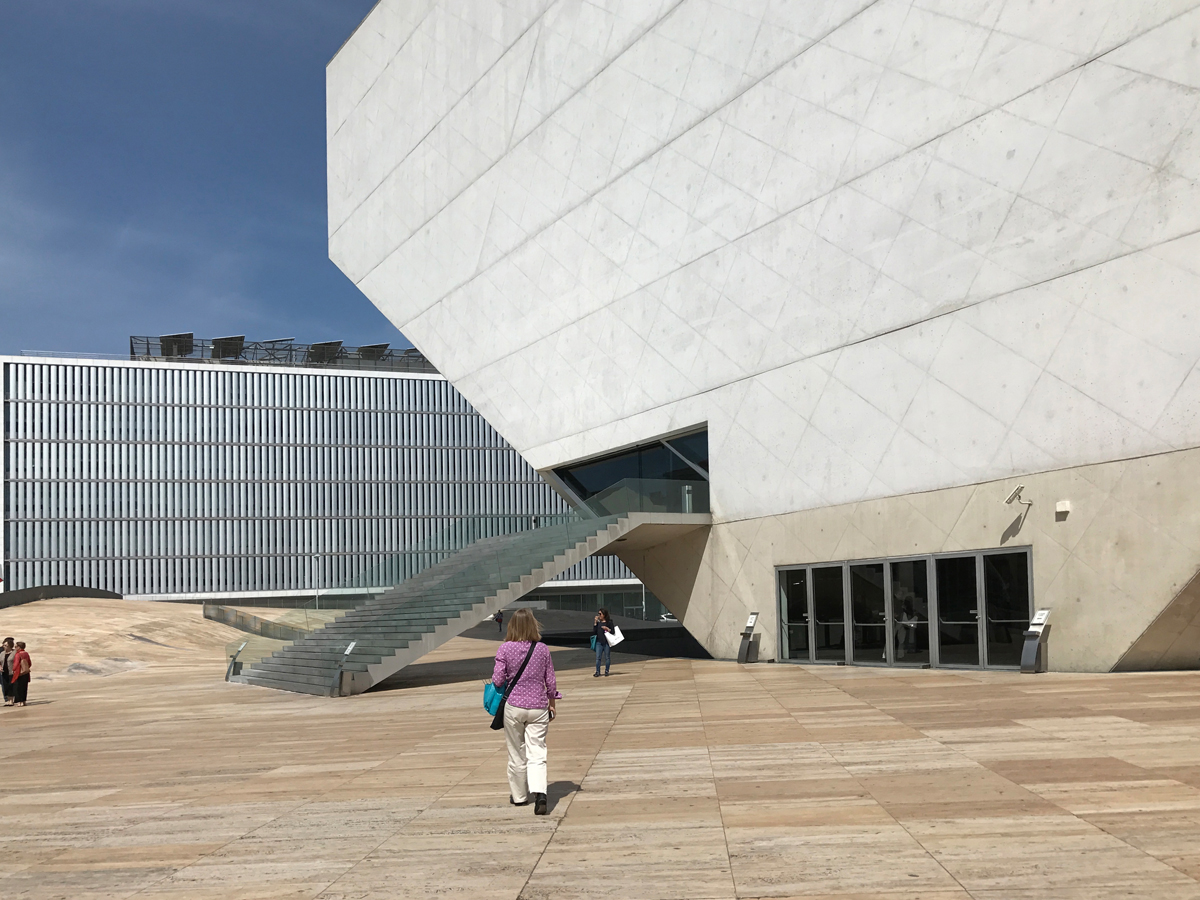 2005 wurde die elfstöckige Casa da Música eingeweiht. Entworfen wurde der Bau von Rem Koolhaas, Elen Van Loon und dem Ingenieurbüro Arup. Das Konzerthaus ist umgeben von einem Platz aus jordanischem Travertin.