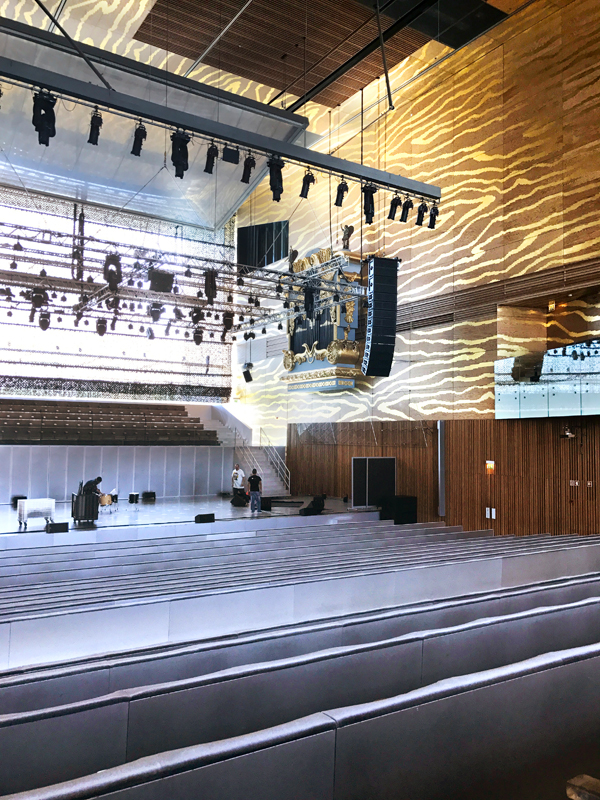 Der Saal ist mit nordischer Fichte ausgekleidet, die die Akustik positiv unterstützt. Auch die Zuschauersitze sind mit einem Stoff bezogen, der der menschlichen Haut sowie der Bekleidung nachempfunden ist. So haben Musiker auch ohne Zuschauer die gleichen Voraussetzungen wie in einem vollen Saal.