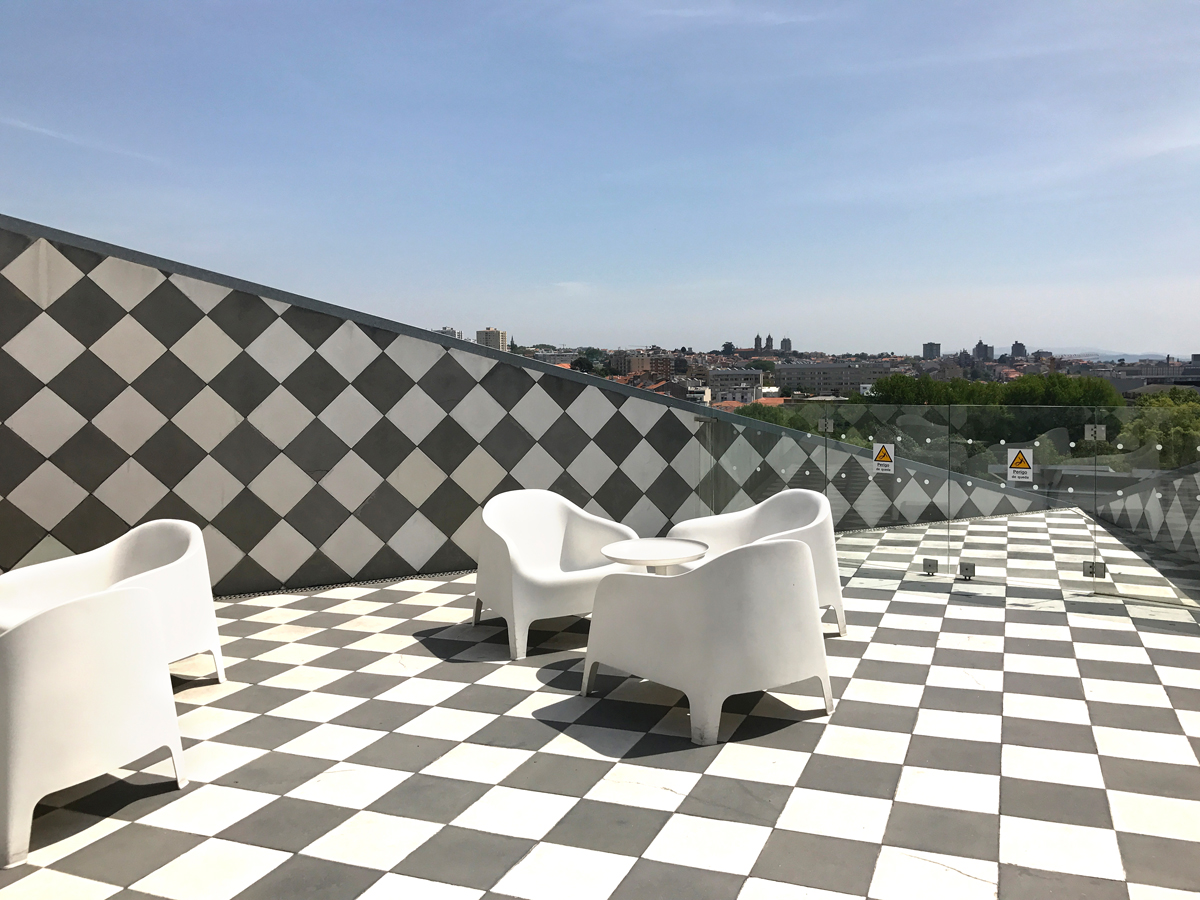 Auf der Terrasse des Konzerthauses überblickt man den Platz Rotunda da Boavista.