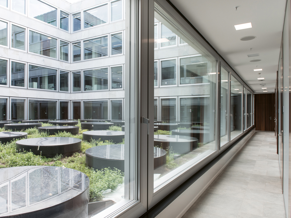 Die innere Lichthoffassade interpretierten die Architekten zugunsten einer höheren Transparenz. Gleichzeitig erhielten die dahinterliegenden Zonen mehr Raum, die Fassade wurde um rund 60 cm in den Innenhof verschoben.